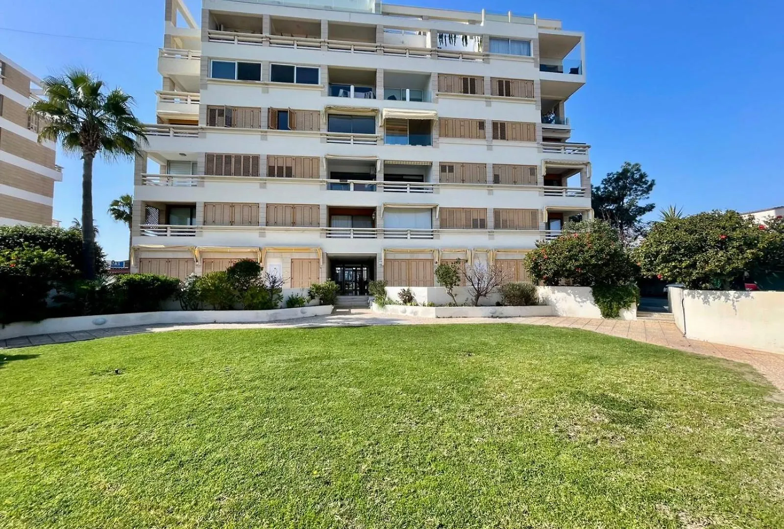 Sea View Suite In Makenzy Larnaca Daire