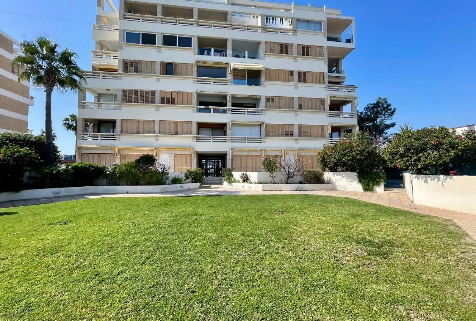 Sea View Suite In Makenzy Larnaca Daire